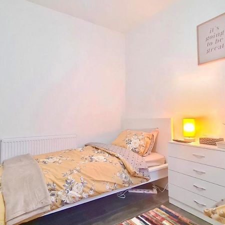 Deluxe Private Room In Manor Park Лондон Экстерьер фото