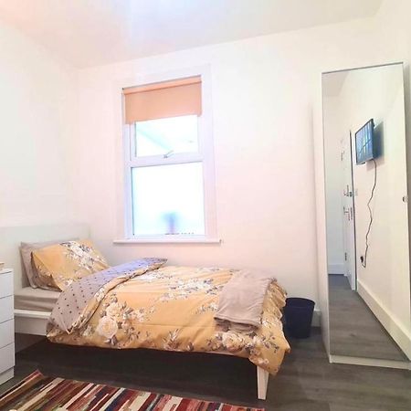 Deluxe Private Room In Manor Park Лондон Экстерьер фото