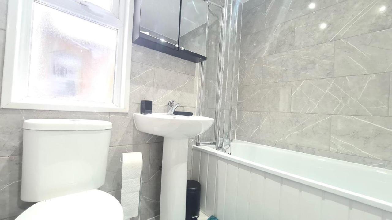 Deluxe Private Room In Manor Park Лондон Экстерьер фото