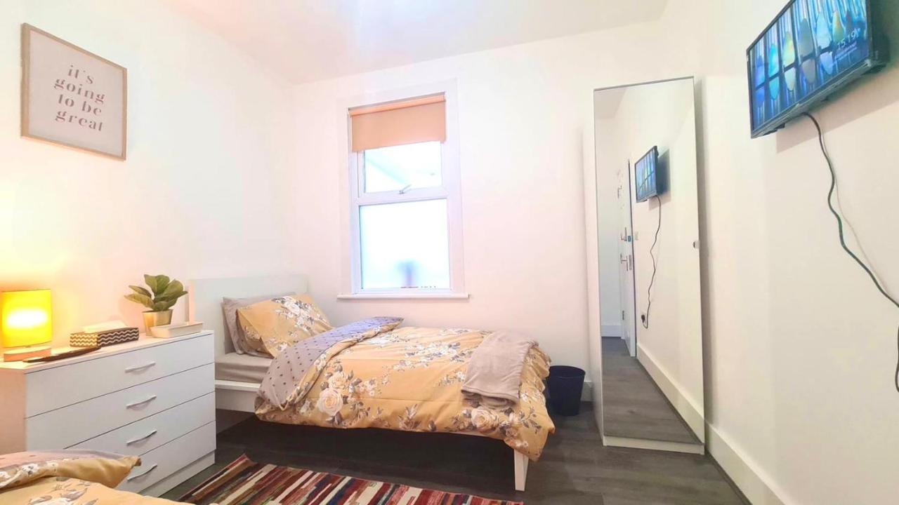 Deluxe Private Room In Manor Park Лондон Экстерьер фото