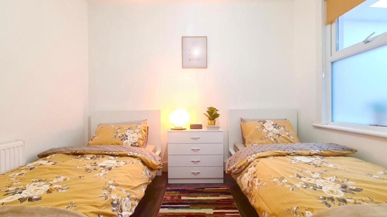 Deluxe Private Room In Manor Park Лондон Экстерьер фото